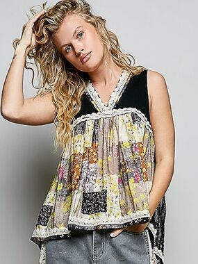 💗Hello Gorgeous!  POL Floral V-Neck Sheer Tank with Lace Trim- Black